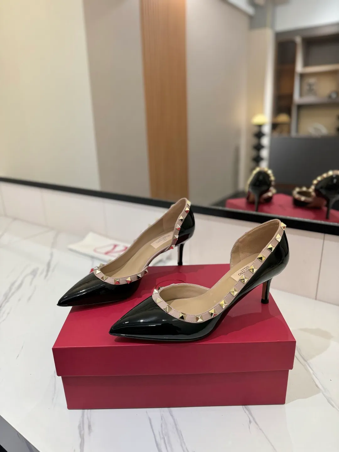 👟👟Ex-factory price 580👟👟 Valentino/Valentino rivet VT classic shoes, top replica! The side curves are perfect, the original molded custom-made rust-free rivets, and the textured hardware bring out a full sense of high-end, giving you a genuine foot feel! The first choice for high-end customers❤️ [Material] Upper: Original imported custom patent leather Lining: Original imported goatskin Outsole: Imported pearlescent leather outsole Heel height: 6.5CM Code number: 35-39 [34, 40, 41, 42 custom-made are not returnable]